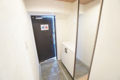 たっぷり収納できるシューズボックスです。家族全員の靴がきれいに整頓できます。棚の上にお花や写真を飾っても良いですね。