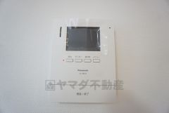 防犯はもちろん、セールスマン対策にもなるモニター付きインターホンです。お子さん1人での留守番時にも活躍しそうです。