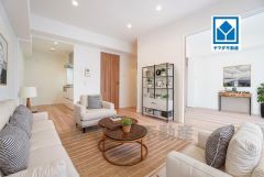 家族が集まる開放的なリビング。思い思いの時間を過ごしたり食事をしたり、素敵な団らんの場になりますね。