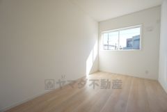 5.5帖。採光を確保した明るい室内は、風通しも良く、大変居心地の良い空間となっております。日当たりがよく、子供部屋としての利用もおすすめ。