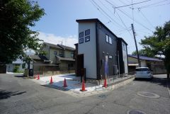 角地なので、開放感が得られます。 また、日差しが入りやすく、家の奥まで明るくなるのが嬉しいポイントです。 