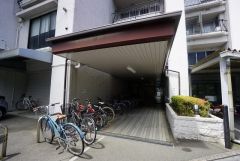 エントランスの外まで管理が行き届いた綺麗なマンションです。