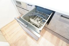 食事の後の手間を解消する食器洗い乾燥機付。冬場の洗い物で手荒れの悩みもなくなります。手洗いよりも節約できて便利。