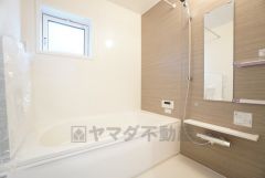 1日の疲れを癒すくつろぎのバスルーム。足を伸ばしてもゆったりと入れるサイズです。お子様と一緒にお風呂に入っても狭くないですね＾＾