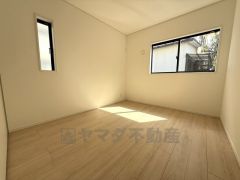 2面採光を確保した明るい室内は、風通しも良く、大変居心地の良い空間となっております。日当たりがよく、子供部屋としての利用もおすすめ。