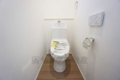 ウォシュレット付きトイレです。1階2階の2ヶ所にトイレがあるので、忙しい朝にもゆとりができますね＾＾