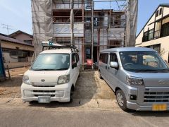 駐車スペースはゆとりある並列2台分を確保。マイカー用に、お客さま用に、余裕を持ってご利用いただけます＾＾ 