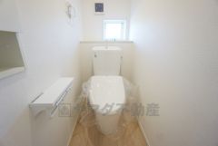 1階2階の2ヶ所にトイレがありますので、忙しい朝にも家族に気を使わず、ゆとりが生まれますね＾＾ 小窓付きで換気する時に便利です＾＾