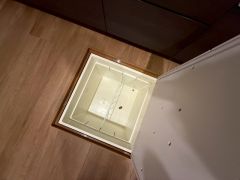キッチンに床下収納があります。長期保存ができるもの、調理器具、防災グッズを入れておくのもいいですね。