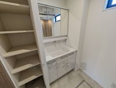 三面鏡裏収納付き洗面化粧台です＾＾ 歯磨きセットやスキンケア用品などの収納に便利ですね。