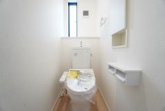 1階2階の2ヶ所にトイレがありますので、忙しい朝にも家族に気を使わず、ゆとりが生まれますね＾＾ 小窓付きで換気する時に便利です＾＾