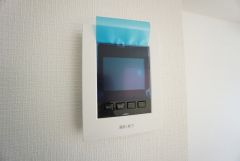 防犯はもちろん、セールスマン対策にもなるモニター付きインターホンです。お子さん1人での留守番時にも活躍しそうです。