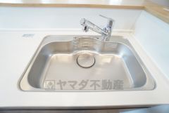 大きなお鍋も楽々洗える幅の広いシンクです＾＾ステンレスシンクなので簡単にお掃除できますよ。洗剤やスポンジもすっきりできる収納付き。