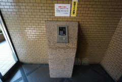 マンションエントランスにはモニター付きオートロック完備。玄関先にはインターホン付きとセキュリティ面も安心です＾＾