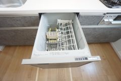 炊事時間を大幅に短縮できる食器洗浄乾燥機付き＾＾食器を洗う手間が減るので家族とのコミュニケーションの時間や自分の時間が増えますね。