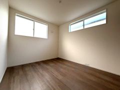 2面採光を確保した明るい室内は、風通しも良く、大変居心地の良い空間となっております。日当たりがよく、子供部屋としての利用もおすすめ。