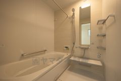 1日の疲れを癒すくつろぎのバスルーム。足を伸ばしてもゆったりと入れるサイズです。お子様と一緒にお風呂に入っても狭くないですね＾＾