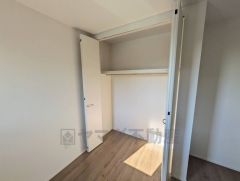 洋室にはハンガーパイプ付きのクローゼットが設けられています。たっぷり収納できるので衣替えの心配もいりませんね＾＾