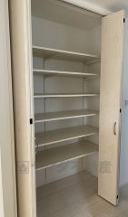 リビングには収納が設けられています。物が沢山集まりがちなリビングに収納スペースがあると便利ですね＾＾キッチンにも近いのでパントリーとしても＾＾