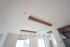 LDK上部は折り上げ天井で開放感のある空間です＾＾