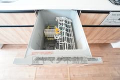 炊事時間を大幅に短縮できる食器洗浄乾燥機付き＾＾食器を洗う手間が減るので家族とのコミュニケーションの時間や自分の時間が増えますね。