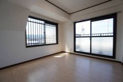 6帖洋室。 2面採光を確保した明るい室内は、風通しも良く、大変居心地の良い空間となっております。爽やかな風を感じて起きる朝は、快適生活の始まりに。