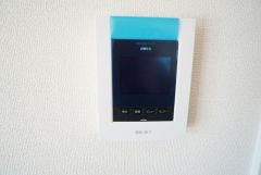 防犯はもちろん、セールスマン対策にもなるモニター付きインターホンです。お子さん1人での留守番時にも活躍しそうです。