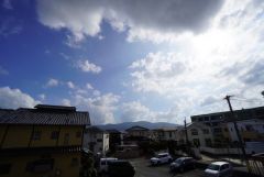 目の前に日差しを遮る建物がないので、日当たり＆風通し良好です＾＾心地よい自然の光や風を感じることができ、ほどよく開放感のある空間がつくれます。