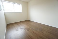 6.5帖。主寝室としてお使いいただけそうなこちらのお部屋は、日当たりが良く、爽やかな風を感じて起きる朝は、快適生活の始まりに。 