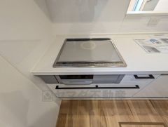 お手入れのしやすいIHクッキングヒーターです。3口コンロなので、効率よくお料理が楽しめます。毎日のお料理も楽しくなりますね＾＾