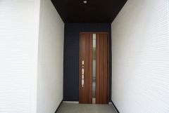  玄関扉にスリットのある明るい玄関です＾＾ ステキな玄関で帰ってくるのが楽しみになりそうですね＾＾