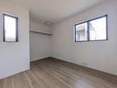 2面採光を確保した明るい室内は、風通しも良く、大変居心地の良い空間となっております。日当たりがよく、子供部屋としての利用もおすすめ。