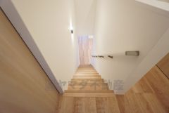 採光も十分に計算された、手摺付き階段部分です。