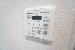 雨の日の洗濯も安心できる浴室暖房乾燥機付き浴室。リモコンで操作もボタン1つで簡単。