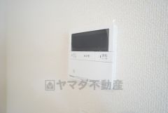 給湯器リモコンはキッチン横からボタンひとつで操作が楽々。通話ボタン付きでお子様とも会話ができて安心です。