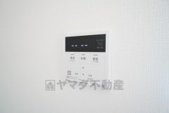 1日の疲れを癒すくつろぎのバスルーム。足を伸ばしてもゆったりと入れるサイズです。お子様と一緒にお風呂に入っても狭くないですね＾＾