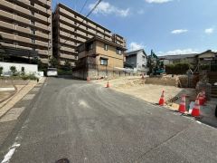 春日西通りすぐ(車2分/200ｍ)。