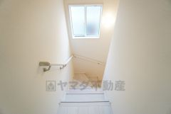 お子様も高齢の方も安心して上り下りができる手摺がついた安心設計です。 階段には小窓を配置しました。日中でも暗くなりがちな階段下が明るくなり安全ですね。