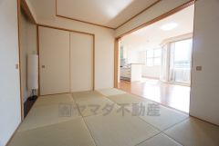 6帖。リビング隣には、ホッとできる和室を用意。客間としてはもちろん、お子様のお昼寝スペースや書斎としても活躍してくれそうです＾＾