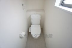 1階2階の2ヶ所にトイレがありますので、忙しい朝にも家族に気を使わず、ゆとりが生まれますね＾＾ 小窓付きで換気する時に便利です＾＾