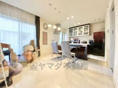 大きな掃き出し窓のあるダイニングは、陽光あふれる明るい空間です。ゆったりと寛げる憩いの場となりそうです。 