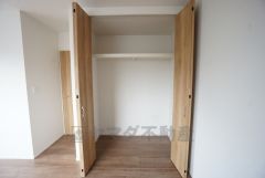 寝室にはハンガーパイプ付きのクローゼットが設けられています。たっぷり収納できるので衣替えの心配もいりませんね＾＾