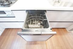 食事の後の手間を解消する食器洗い乾燥機付。冬場の洗い物で手荒れの悩みもなくなります。手洗いよりも節約できて便利。