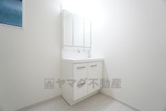 三面鏡つき洗面台。収納も一体型になっているので、ドライヤーやヘアアイロンの置き場に困りませんね。