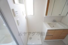 ランドリースペース上部には窓も付いており換気に便利です＾＾