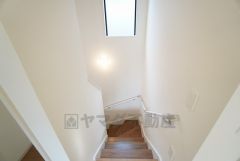 お子様も高齢の方も安心して上り下りができる手摺がついた安心設計です。 階段には小窓を配置しました。日中でも暗くなりがちな階段下が明るくなり安全ですね。