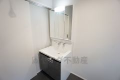 三面鏡裏収納付き洗面化粧台です＾＾ 歯磨きセットやスキンケア用品などの収納に便利ですね。