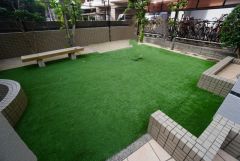 子育て層にうれしい敷地内公園。 小さな子供を目の届くマンション内で遊ばせられるので安心です。