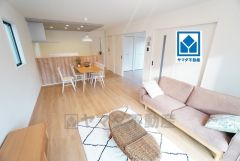 家族が集まる開放的なリビング。思い思いの時間を過ごしたり食事をしたり、素敵な団らんの場になりますね。 