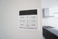 おいだき機能つきなのでお風呂に入る時間が異なるご家庭には嬉しいですね。ボタン一つで快適で便利な生活が＾＾